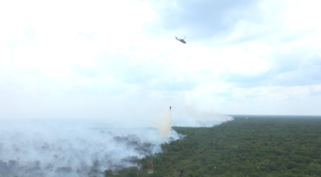 Upaya tim operasi udara menggunakan helikopter water bombing dalam pemadaman kebakaran hutan dan lahan di wilayah provinsi Sumatera Selatan pada Selasa (12/9).